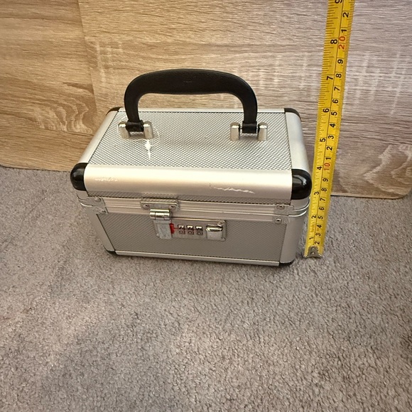 Silver Lockable Storage Case - Picture 3 of 7